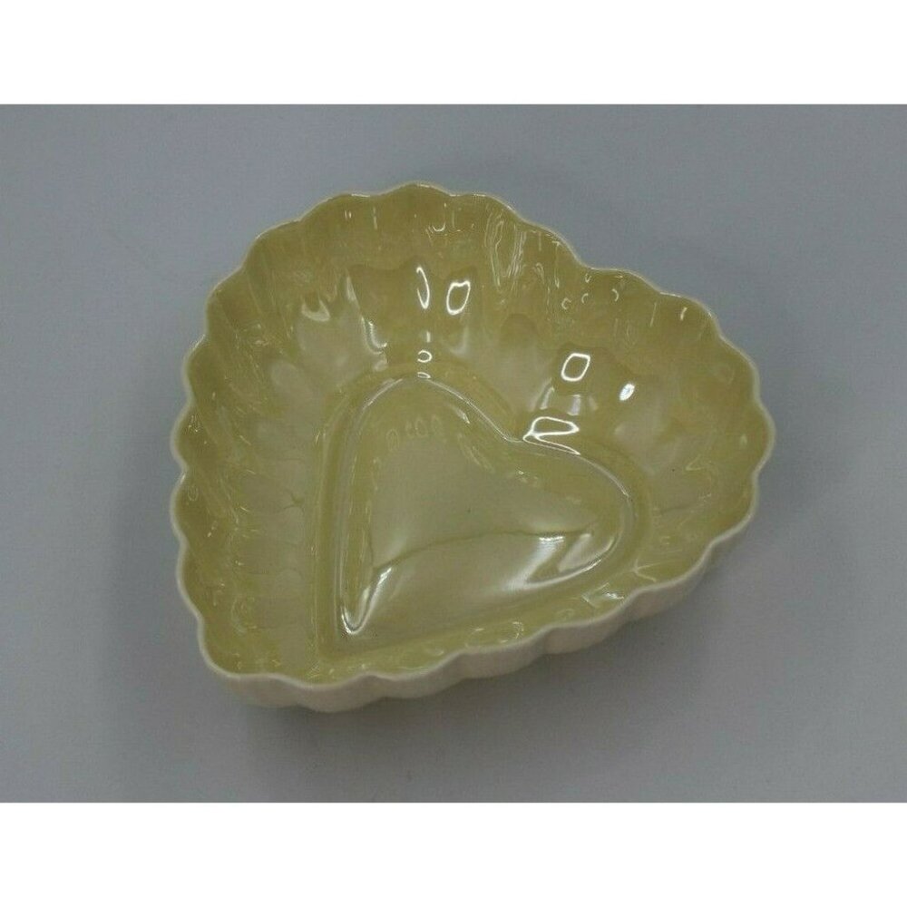 Belleek Pottery Gift Ware Pale Yellow Large Heart Shaped Bowl 4th Mark Green